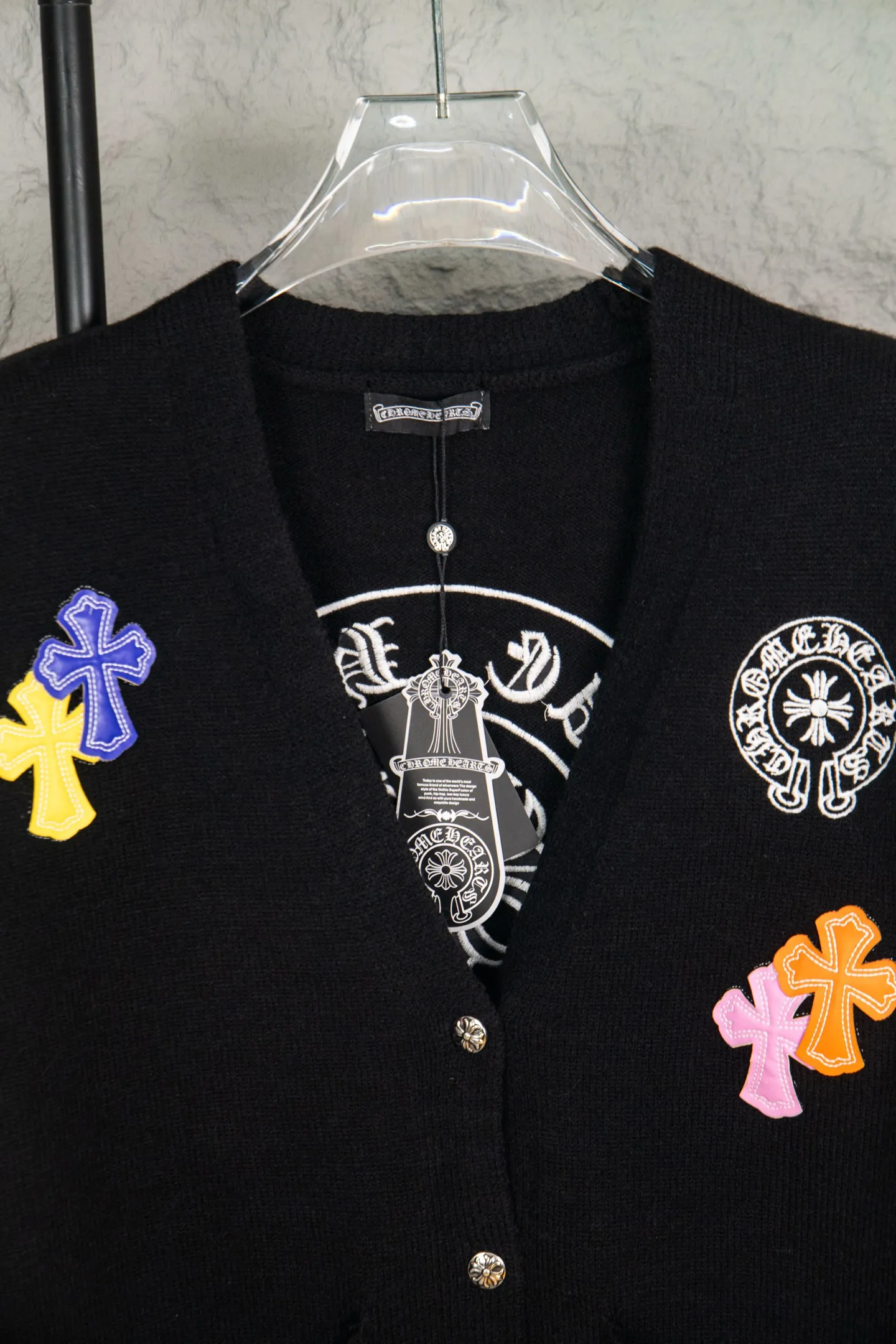 P260 -Chrome Hearts/Chrome Hearts Colorful cross leather cardigan jacket sweater. High weight, high density and high quality. The wool is soft, delicate and skin-friendly. It feels soft and silky. It has excellent warmth and skin-friendly properties. It is custom-woven and dyed without color difference. No matter the fabric or workmanship details, it is better than the ordinary version on the market. -The hardware and zipper accessories are all customized and full of details. Crow autumn and winter super heavy embroidery ➕ positioning leather label long-sleeved knitted cardigan lazy outer wear mid-length sweater -Colour: black white Size: S M L